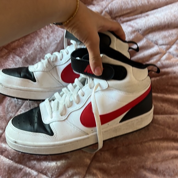 nike court borough mids fits a woman's 9 or men's 7🤍❤️🖤 - Picture 2 of 4